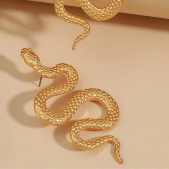 Stylish Gold Snake Design Pierced Earrings! Brand New! Never Been Worn! - Picture 3 of 7